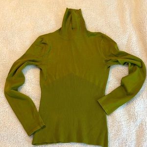 Mainbocher turtleneck sweater. B3-11